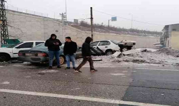 Zincirleme trafik kazası anı kamerada