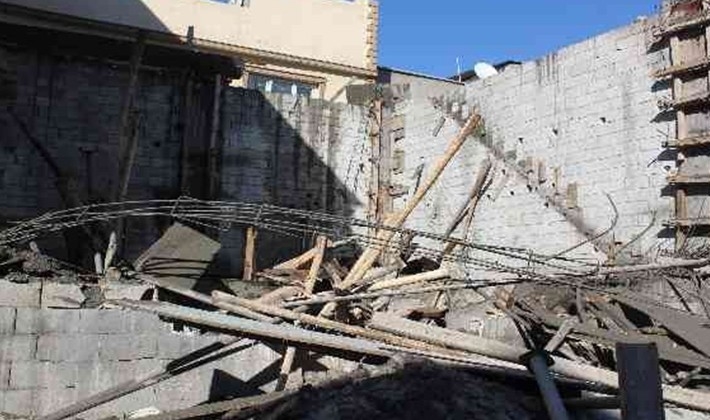 Beton dökülürken inşaat kalıbı çöktü: 3 yaralı