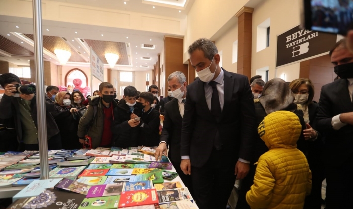 Bakan Özer Çocuk Şenliği Kitap Fuarı'nı ziyaret etti
