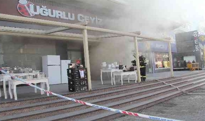 Çeyiz mağazasında yangın: 8 çalışan dumandan etkilendi