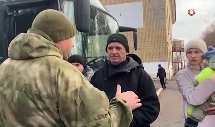 Çatışmaların devam ettiği Donbass'tan sivillerin tahliyesi sürüyor