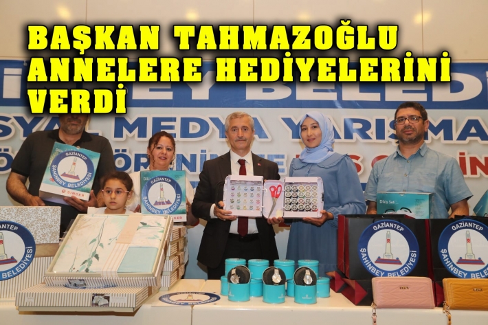 BAŞKAN TAHMAZOĞLU ANNELERE HEDİYELERİNİ VERDİ