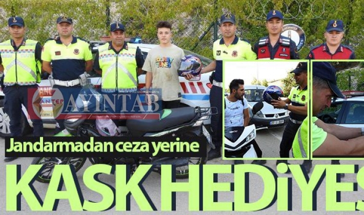 Jandarmanın kasksız sürücülere ceza yerine kask hediyesi şaşırttı