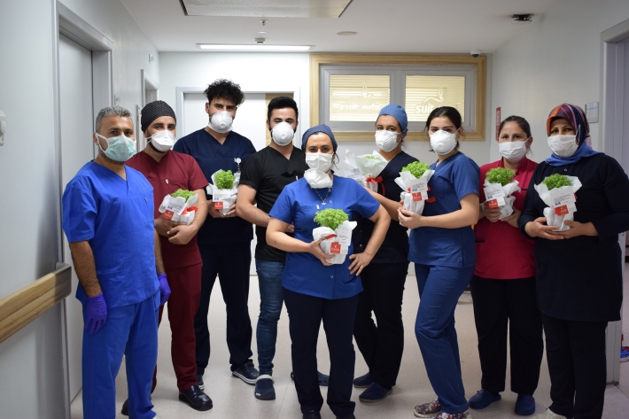 Anka Hastanesi çalışanlarına çiçek morali
