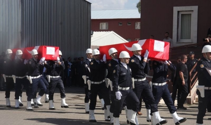 Hakkari'de çatışma! Bir polis şehit oldu