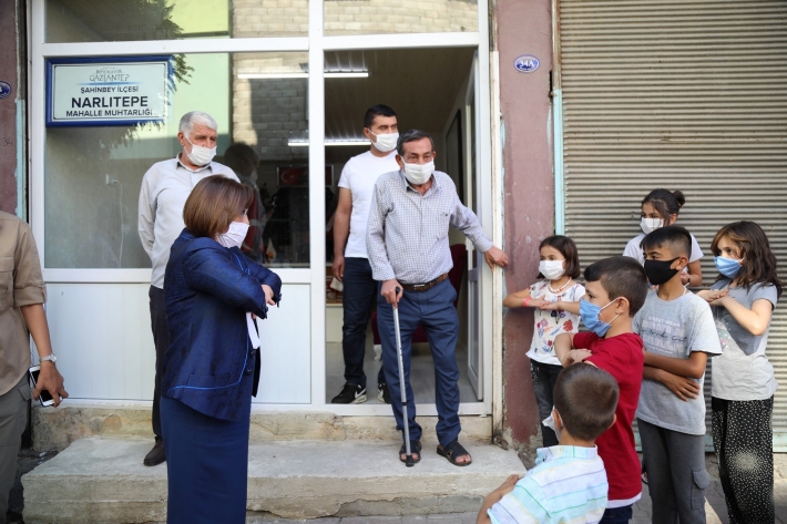 BAŞKAN ŞAHİN, ÇOCUKLARA KENDİ ELLERİYLE MASKELERİNİ TAKTI