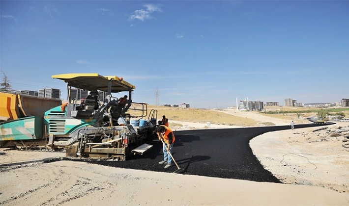 YENİ AÇILAN YOLLAR ASFALTLANIYOR