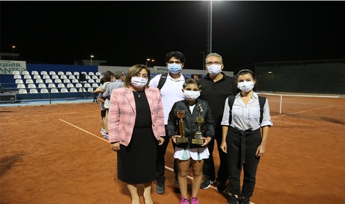 GKV’li Ayda Akçayöz Teniste Çifte Şampiyonluk Kazandı