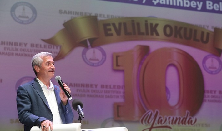 Evlilik okulundan 134 çift daha mezun oldu