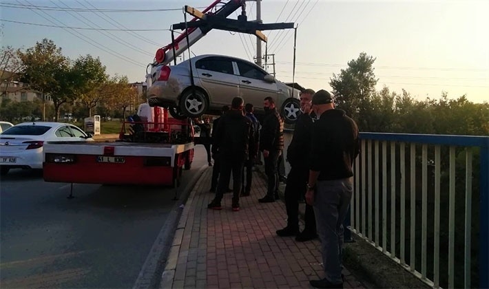 Otomobil tarlaya uçtu, sürücüsünün burnu bile kanamadı