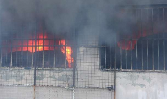 Tekstil fabrikasındaki yangın 4 saatte kontrol altına alındı