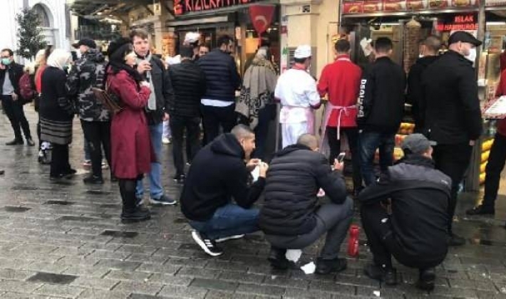 Gel-al-çök ! Taksim'de yasağa karşı garip görüntüler