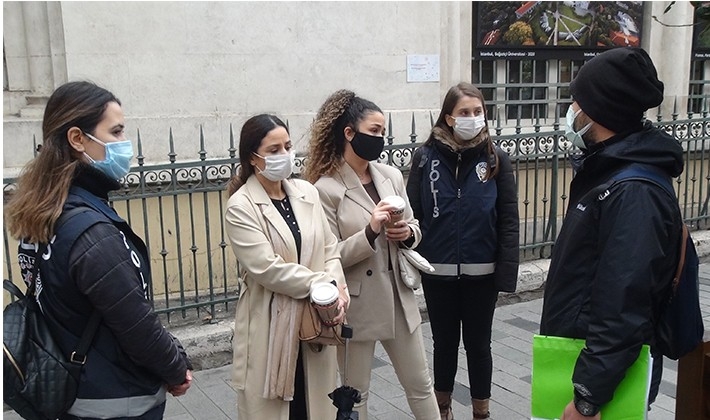 Polise “Kapa çeneni” diyen kadın turistler gözaltına alındı
