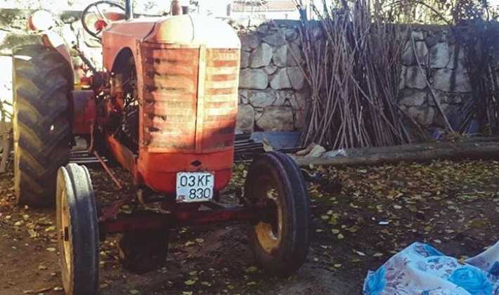 Yaşlı adam, traktörünü tamir etmek isterken yanarak can verdi