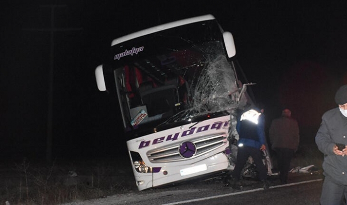 Yolcu otobüsü ile kamyonet çarpıştı: Ölü ve yaralılar var