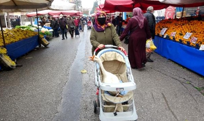 Bebek arabasındaki kazı görenler şaşkınlıklarını gizleyemedi