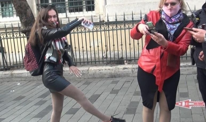 Maskesiz Rus turist ceza kesilince İstiklal’de dans etmeye başladı