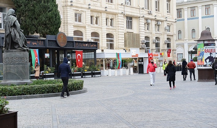 Bakü sokakları Türk bayrakları ile süslendi