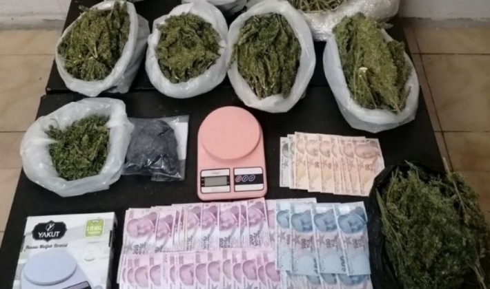 4 kilo 280 gram esrar ele geçirildi