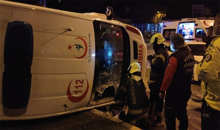 Ambulans kaza yaptı: 14 yaralı