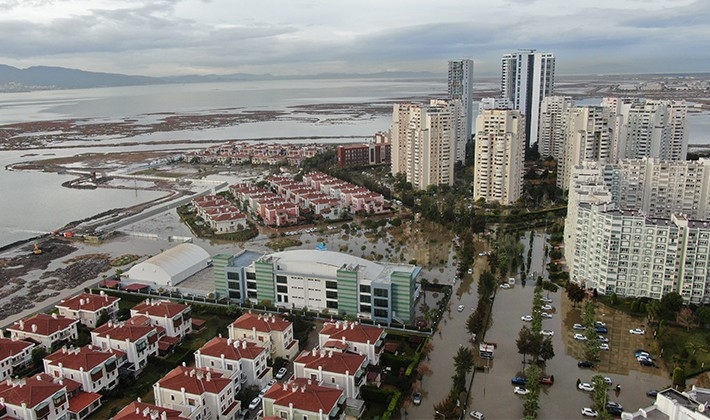 İzmir'de deniz taştı