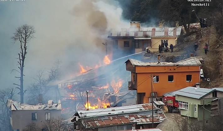 Rize'de korkutan yangın!