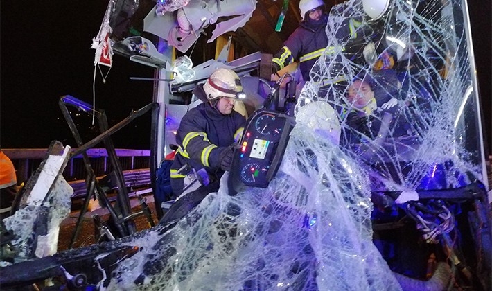 Tem otoyolunda feci kaza! 1'i ağır 16 yaralı