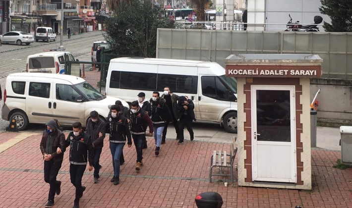 Zehir tacirleri polisin eş zamanlı operasyonuyla yakalandı