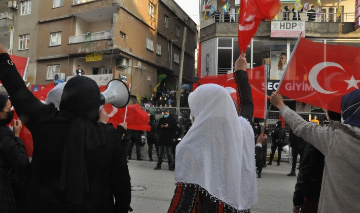 HDP’liler acılı annelere taş fırlattı
