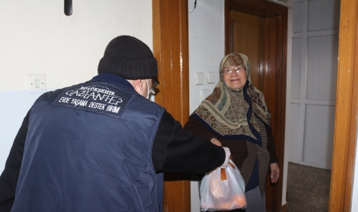 Engelli ve yaşlı bireylere günlük 2 öğün yemek dağıtıyor