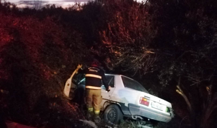 Bariyerleri aşıp şarampole uçan araçtan burnu bile kanamadan çıktı