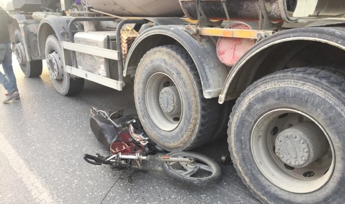 İki motosikletli yarış yaparken beton mikserine çarptı