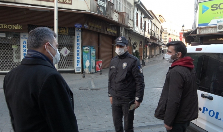 Kısıtlamaya rağmen sokağa çıkanlar emniyet müdürüne yakalandı