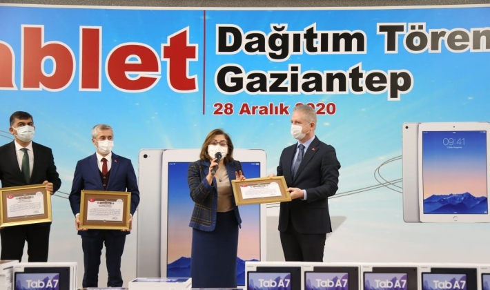 GAZİANTEP MODELİYLE 60 BİN ÜCRETSİZ TABLET ÖĞRENCİLERE DAĞITILDI