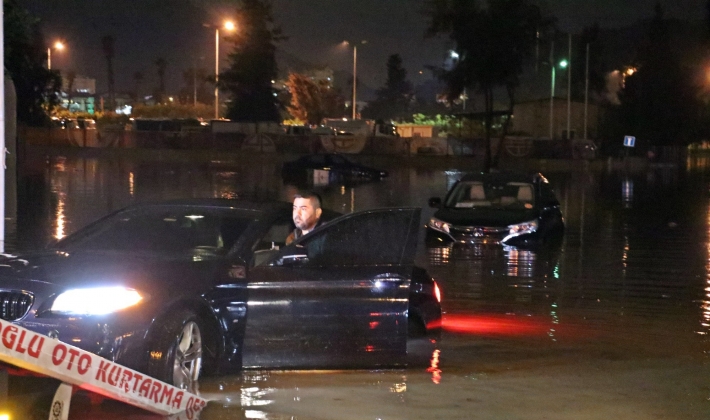 Sağanakta araçlar mahsur kaldı, ekipler teyakkuza geçti