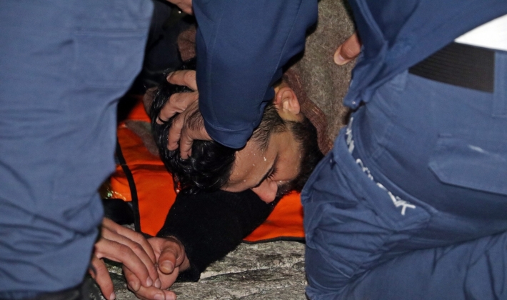 25 metrelik falezden düşen şahsı deniz polisi kurtardı