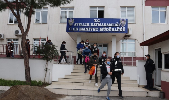 Ormana saklanan göçmen kaçakçıları tutuklandı