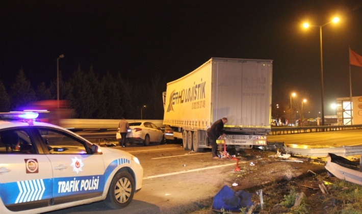 Otomobil ile çarpışan tır bariyerleri parçaladı, TEM trafiğe kapandı