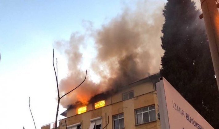 İzmir'de bina alev alev yandı