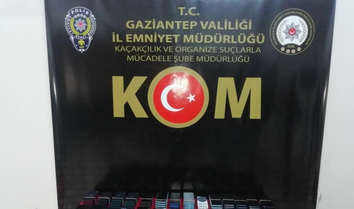 Aracın gizli bölmesinde kaçak telefonu yakalandı