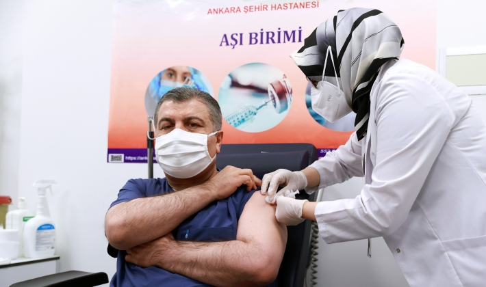 Sağlık Bakanı Koca, korona virüs aşısı oldu