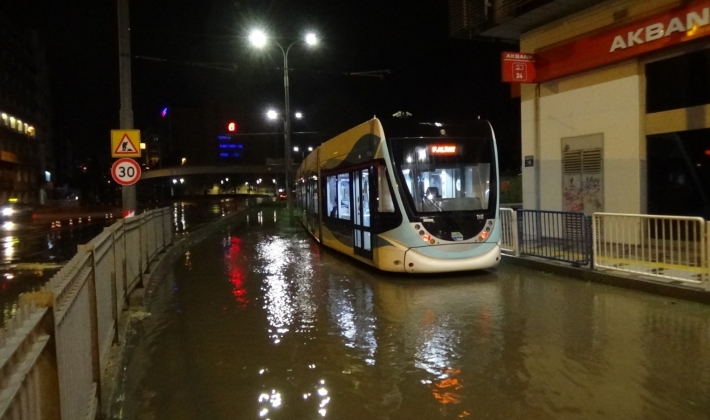 İzmir'de sağanak yağışın bilançosu: 212 iş yeri ve haneyi su bastı