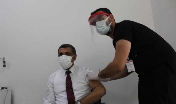 MHP'nin doktor vekili Muhittin Taşdoğan da korona virüs aşısı oldu