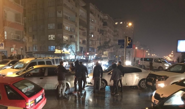 Kısıtlama öncesi trafikte gerginlik, sürücüler sopaları çıkarttı