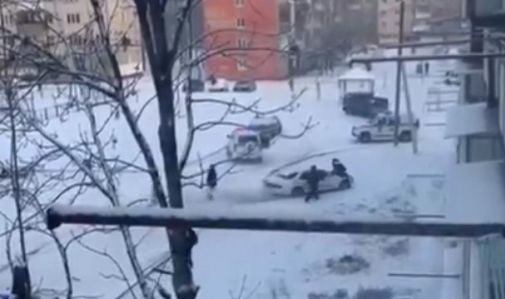 Rusya’da polislerin kovaladığı sürücü ortalığı birbirine kattı