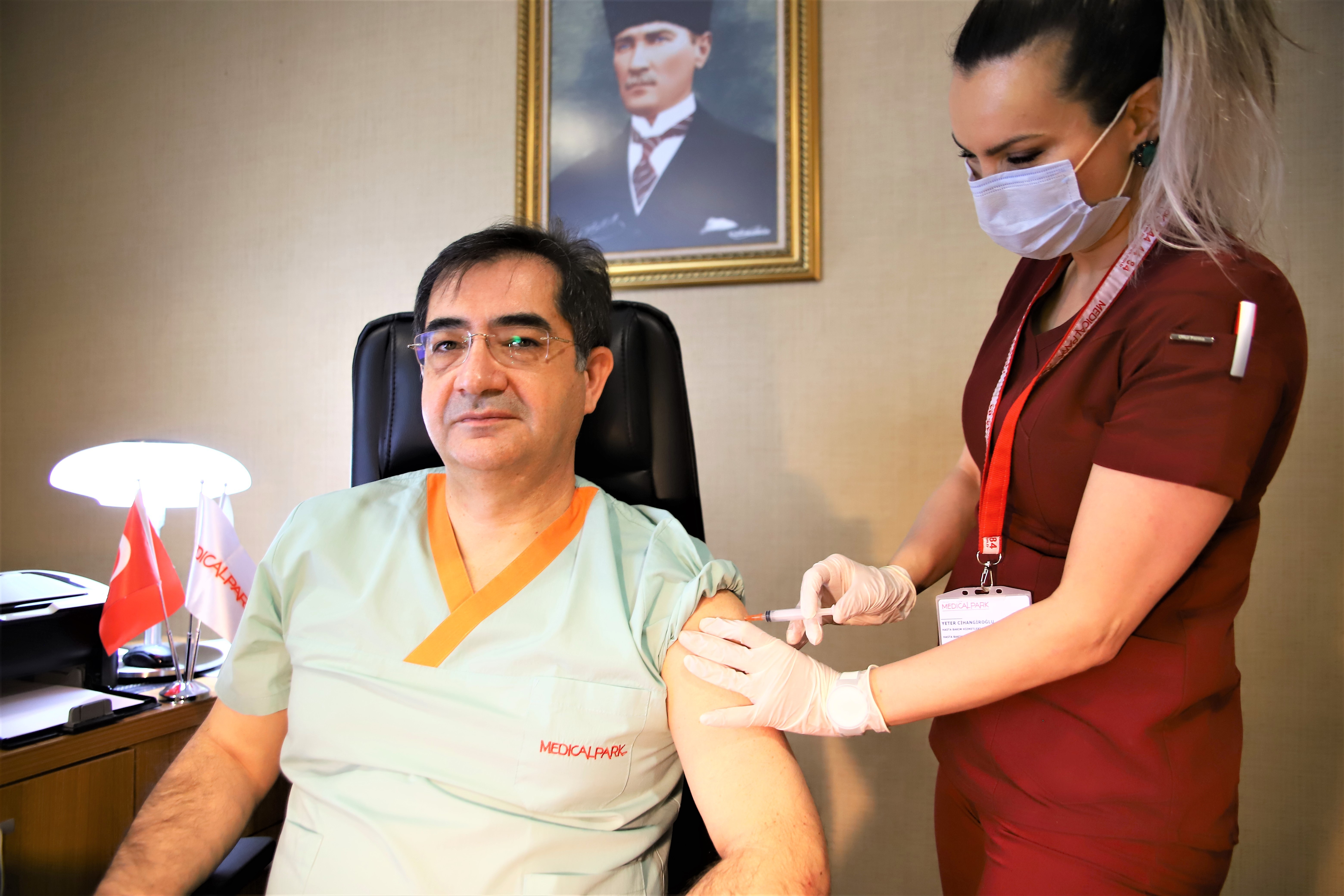 Elazığ’da sağlık çalışanları aşı olmaya devam ediyor