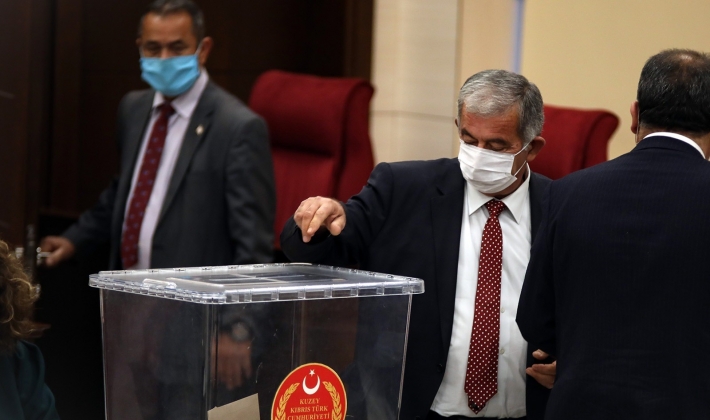 KKTC’nin yeni Meclis Başkanı Önder Sennaroğlu oldu