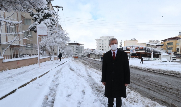 ŞAHİNBEY BELEDİYESİ’NDEN KAR YAĞIŞINA ANINDA MÜDAHALE