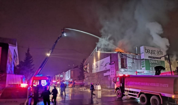 Gıda Toptancıları Sitesi’ndeki yangın kontrol altına alındı
