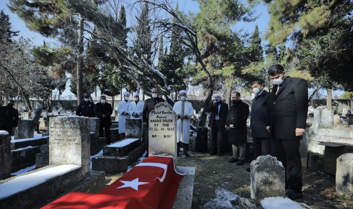 BAŞKAN FADILOĞLU, ŞEHİT KAMİL’İ ANNESİNİN MEZARI BAŞINDA ANDI